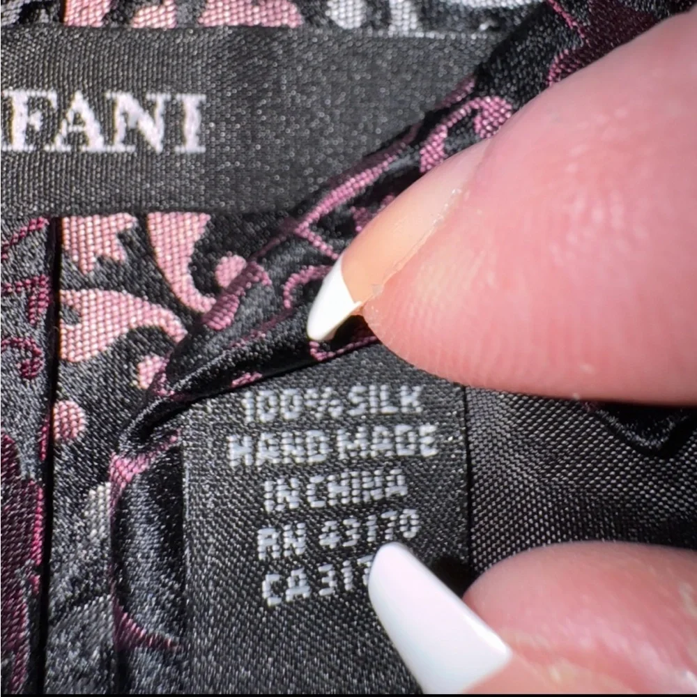 Sophisticated Alfani Tie - Gradient paisley pattern of pink, gray, and white.